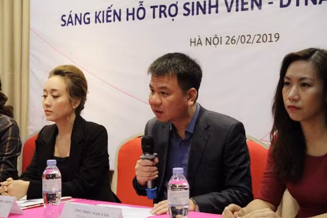 Ông Triệu Ngọc Lâm - TBT Báo GD&TĐ trả lời câu hỏi của học sinh, sinh viên tại Lễ ra mắt.