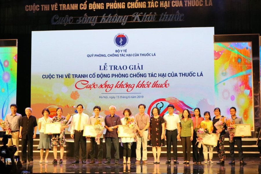 Ban tổ chức trao giải cuộc thi vẽ tranh cổ động phòng chống tác hại thuốc lá. Ban tổ chức trao giải cuộc thi vẽ tranh cổ động phòng chống tác hại thuốc lá.