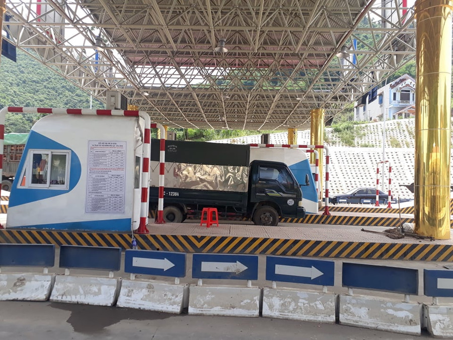 Những xe ô tô đỗ trong khu vực kiểm soát vé nhiều ngày qua, trạm BOT Hòa Lạc - Hòa Bình đã vắng bóng lực lượng chức năng. Những xe ô tô đỗ trong khu vực kiểm soát vé nhiều ngày qua, trạm BOT Hòa Lạc - Hòa Bình đã vắng bóng lực lượng chức năng.