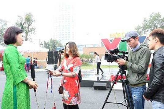 Sinh viên Cao đẳng Truyền hình tác nghiệp tại sự kiện của Đài Truyền hình Việt Nam.