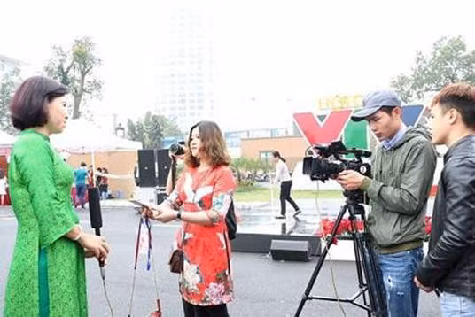 Sinh viên Cao đẳng Truyền hình tác nghiệp tại sự kiện của Đài Truyền hình Việt Nam.