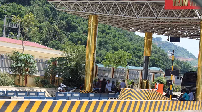 Người dân tụ tập tại trạm thu phí BOT Hòa Lạc - Hòa Bình.