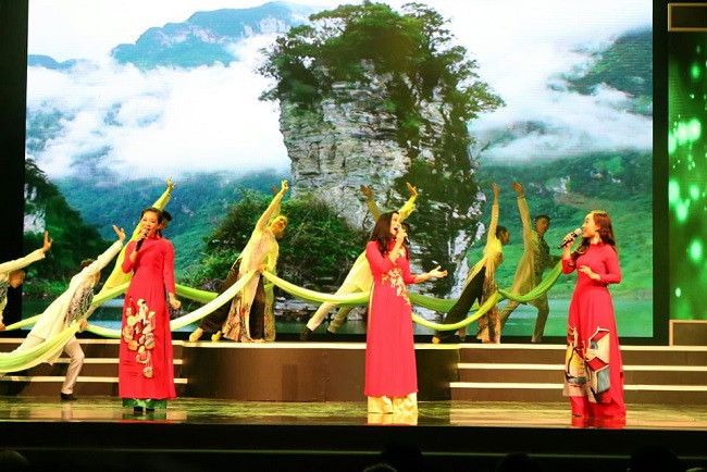 Văn nghệ chào mừng tại Lễ trao giải. Văn nghệ chào mừng tại Lễ trao giải.