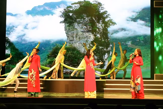 Văn nghệ chào mừng tại Lễ trao giải.