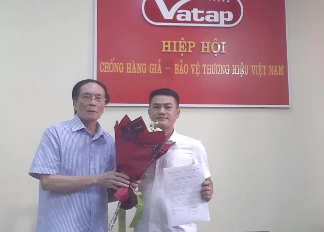 Nhà báo Nguyễn Viết Hưng (phải) - Phó chủ tịch Hiệp hội VATAP giữ chức vụ Tổng biên tập Tạp chí Hàng hóa và Thương hiệu. 