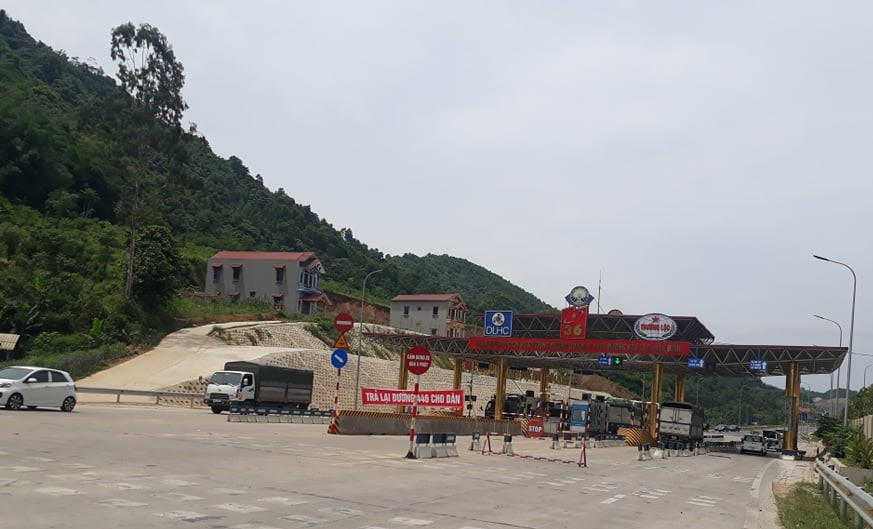 Người dân căng băng rôn, đỗ ô tô vào khu vực kiểm soát vé khiến cho Trạm BOT Hoà Lạc - Hòa Bình không thể hoạt động... Người dân căng băng rôn, đỗ ô tô vào khu vực kiểm soát vé khiến cho Trạm BOT Hoà Lạc - Hòa Bình không thể hoạt động...