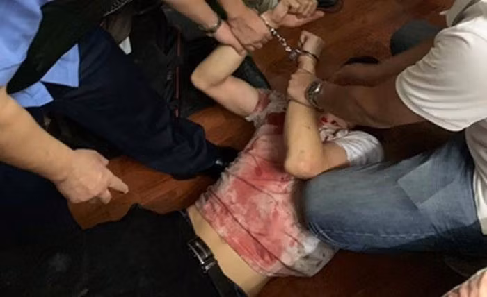 Lực lượng Công an quận Bắc Từ Liêm khống chế đối tượng.