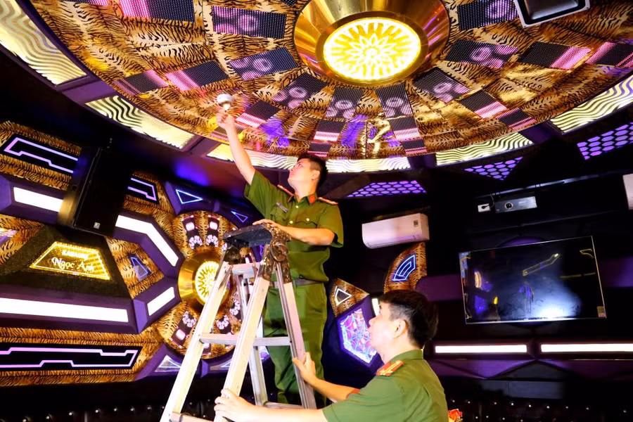 Lực lượng công an kiểm tra hoạt động của thiết bị báo cháy tự động tại một cơ sở karaoke trên địa bàn TP Hạ Long.