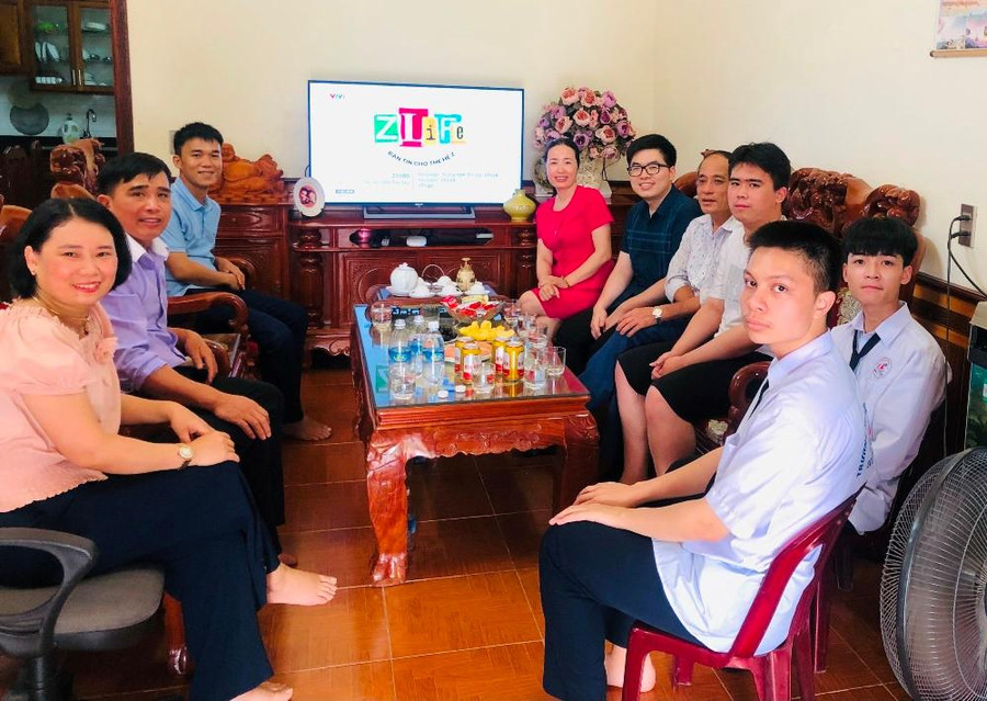 Hoàng quây quần bên bố mẹ, em trai, thầy cô và bạn bè. Hoàng quây quần bên bố mẹ, em trai, thầy cô và bạn bè.