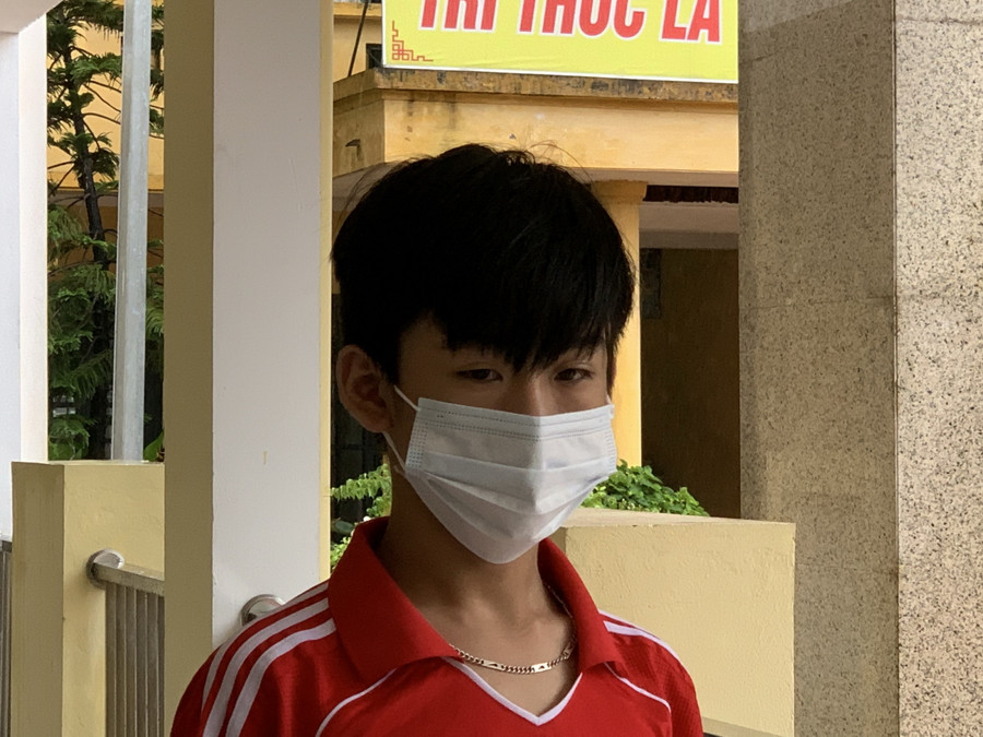 Học sinh trong bộ trang phục thể thao của nhà trường sau khi thay áo ướt Học sinh trong bộ trang phục thể thao của nhà trường sau khi thay áo ướt