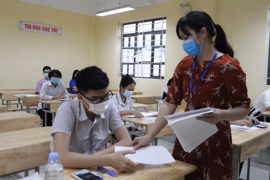 Các thí sinh trước giờ làm bài môn Toán.