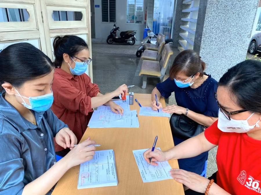 Các cán bộ giáo viên đăng kí xét nghiệm Covid-19