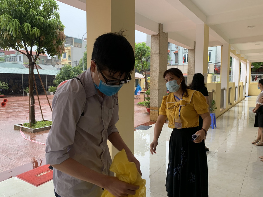 Học sinh đến điểm thi bị ướt hết quần áo Học sinh đến điểm thi bị ướt hết quần áo