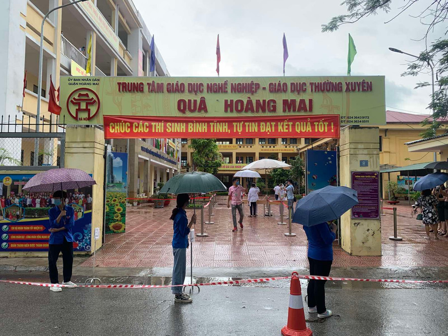 Cơn mưa to bất ngờ khiến nhiều thí sinh bị ướt Cơn mưa to bất ngờ khiến nhiều thí sinh bị ướt