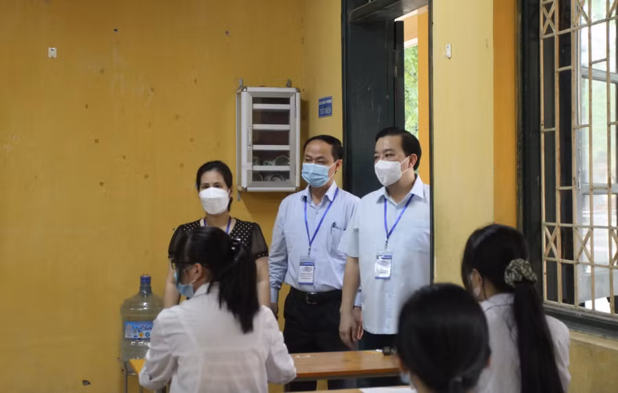 Phó Chủ tịch UBND TP Hà Nội kiểm tra công tác coi thi tại điểm thi Trường THCS Nguyên Khê