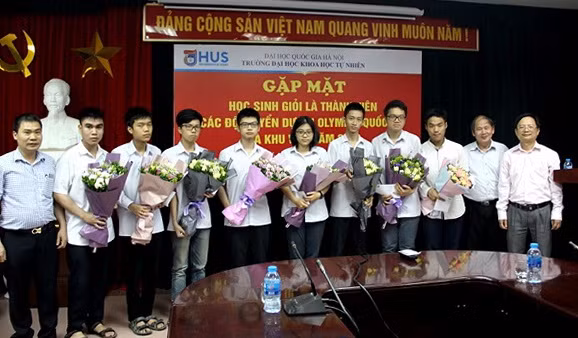 Lãnh đạo trường THPT chuyên KHTN gặp mặt chúc mừng các thành viên của các đội tuyển Olympic