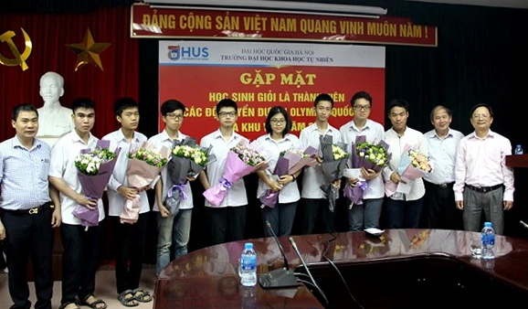 Lãnh đạo trường THPT chuyên KHTN gặp mặt chúc mừng các thành viên của các đội tuyển Olympic