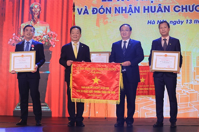 Phó Chủ tịch UBND TP Hà Nội Nguyễn Thế Hùng trao cờ Thi đua và bằng khen của Chủ tịch UBND TP cho các tập thể, cá nhân thuộc SHB vì đã đạt thành tích xuất sắc trong phong trào thi đua, góp phần hoàn thành nhiệm vụ Khối doanh nghiệp năm 2017 Phó Chủ tịch UBND TP Hà Nội Nguyễn Thế Hùng trao cờ Thi đua và bằng khen của Chủ tịch UBND TP cho các tập thể, cá nhân thuộc SHB vì đã đạt thành tích xuất sắc trong phong trào thi đua, góp phần hoàn thành nhiệm vụ Khối doanh nghiệp năm 2017