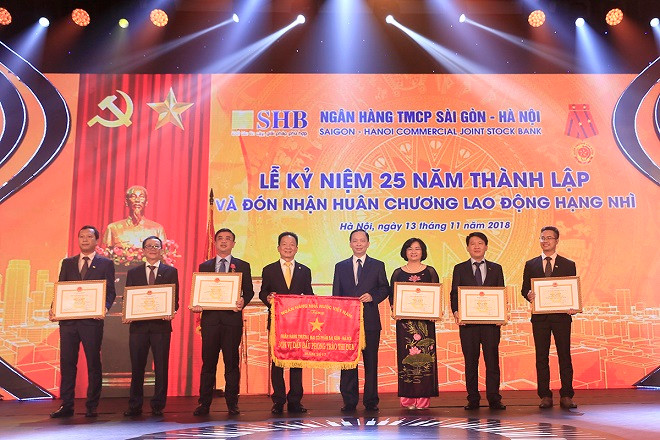 Phó Thống đốc NHNN Việt Nam Đào Minh Tú trao Cờ thi đua và Bằng khen của Thống đốc NHNN cho tập thể và các cá nhân của SHB vì đã có thành tích xuất sắc góp phần hoàn thành nhiệm vụ ngành ngân hàng Phó Thống đốc NHNN Việt Nam Đào Minh Tú trao Cờ thi đua và Bằng khen của Thống đốc NHNN cho tập thể và các cá nhân của SHB vì đã có thành tích xuất sắc góp phần hoàn thành nhiệm vụ ngành ngân hàng