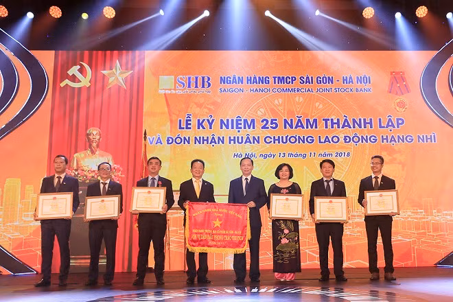 Phó Thống đốc NHNN Việt Nam Đào Minh Tú trao Cờ thi đua và Bằng khen của Thống đốc NHNN cho tập thể và các cá nhân của SHB vì đã có thành tích xuất sắc góp phần hoàn thành nhiệm vụ ngành ngân hàng