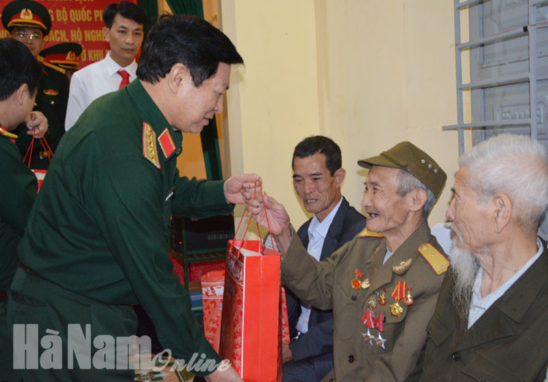 Đại tướng Ngô Xuân Lịch tặng quà các gia đình chính sách của xóm 6, xã Chính Lý, Lý Nhân, Hà Nam Đại tướng Ngô Xuân Lịch tặng quà các gia đình chính sách của xóm 6, xã Chính Lý, Lý Nhân, Hà Nam