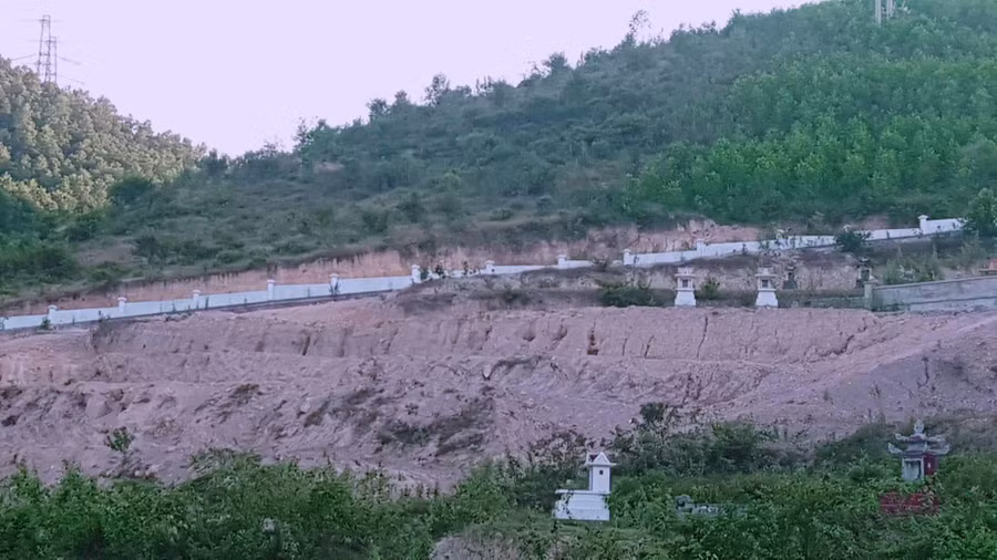 Nghĩa trang nằm trên đồi liệu có cần đắp thêm đất