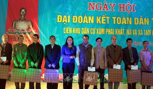 Bà Nguyễn Thị Thu Hà và lãnh đạo tỉnh Cao Bằng tặng quà cho hộ nghèo xã Tam Kim. Ảnh: TTXVN Bà Nguyễn Thị Thu Hà và lãnh đạo tỉnh Cao Bằng tặng quà cho hộ nghèo xã Tam Kim. Ảnh: TTXVN