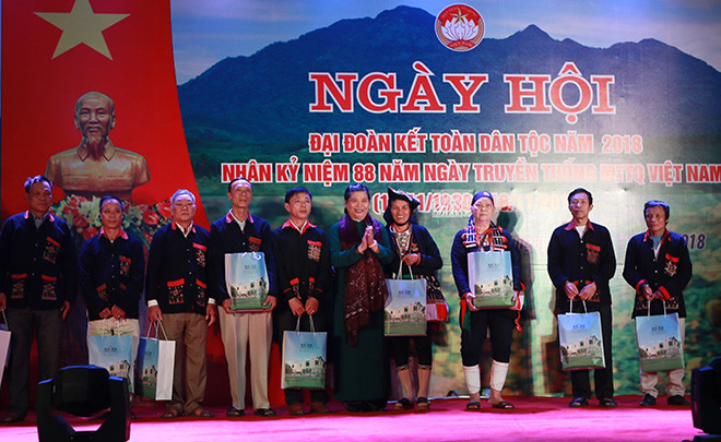 Phó Chủ tịch Thường trực Quốc hội Tòng Thị Phóng tặng quà các hộ gia đình tiêu biểu, các hộ gia đình có hoàn cảnh đặc biệt khó khăn tại huyện Ba Vì, TP. Hà Nội,. Ảnh: Hà Nội Mới Phó Chủ tịch Thường trực Quốc hội Tòng Thị Phóng tặng quà các hộ gia đình tiêu biểu, các hộ gia đình có hoàn cảnh đặc biệt khó khăn tại huyện Ba Vì, TP. Hà Nội,. Ảnh: Hà Nội Mới