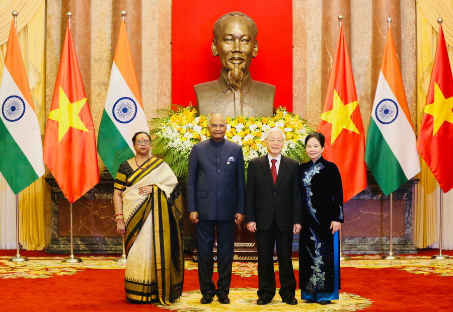 Lễ đón chính thức Tổng thống Ấn Độ Ram Nath Kovind và Phu nhân được tổ chức trọng thể tại Phủ Chủ tịch theo nghi thức cao nhất dành cho nguyên thủ quốc gia. Tổng Bí thư, Chủ tịch nước Nguyễn Phú Trọng và Phu nhân chủ trì lễ đón. Ảnh: VGP/Nhật Bắc Lễ đón chính thức Tổng thống Ấn Độ Ram Nath Kovind và Phu nhân được tổ chức trọng thể tại Phủ Chủ tịch theo nghi thức cao nhất dành cho nguyên thủ quốc gia. Tổng Bí thư, Chủ tịch nước Nguyễn Phú Trọng và Phu nhân chủ trì lễ đón. Ảnh: VGP/Nhật Bắc