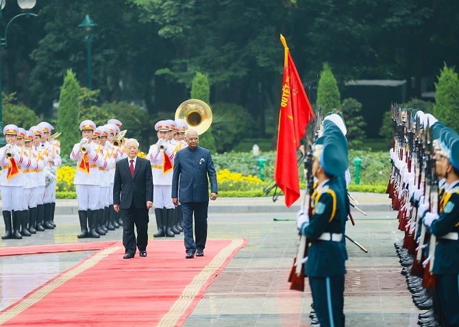 Tổng Bí thư, Chủ tịch nước Nguyễn Phú Trọng mời Tổng thống Ram Nath Kovind duyệt đội danh dự. Ảnh: VGP