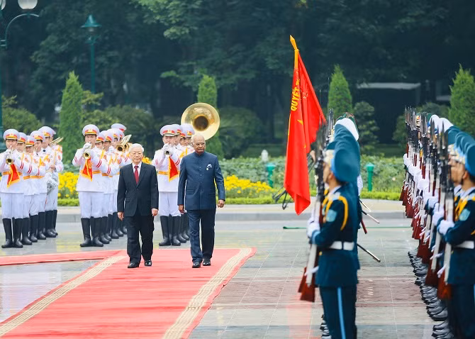 Tổng Bí thư, Chủ tịch nước Nguyễn Phú Trọng mời Tổng thống Ram Nath Kovind duyệt đội danh dự. Ảnh: VGP