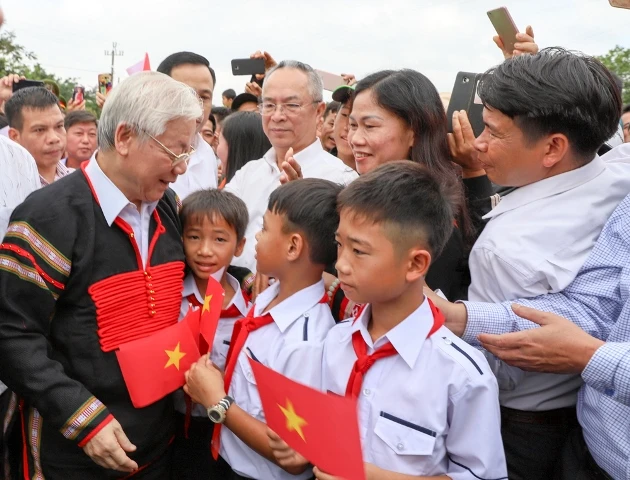 Tổng Bí thư, Chủ tịch nước Nguyễn Phú Trọng chung vui Ngày hội Đại đoàn kết cùng đồng bào xã Dur Kmăl, huyện Krông Ana, Đắk Lắk.