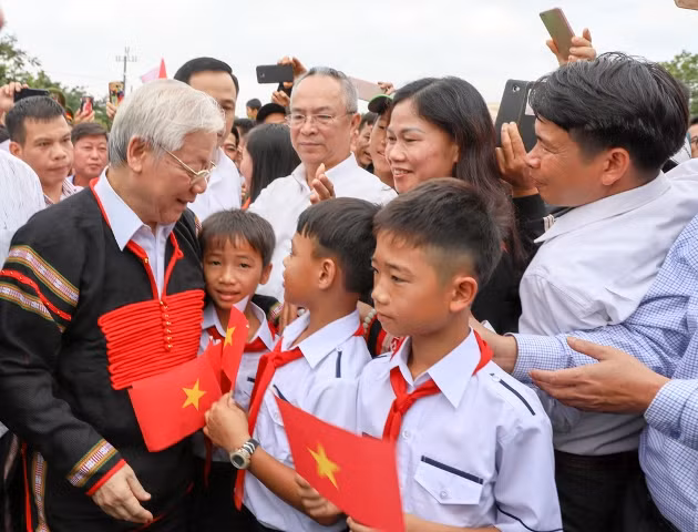 Tổng Bí thư, Chủ tịch nước Nguyễn Phú Trọng chung vui Ngày hội Đại đoàn kết cùng đồng bào xã Dur Kmăl, huyện Krông Ana, Đắk Lắk.