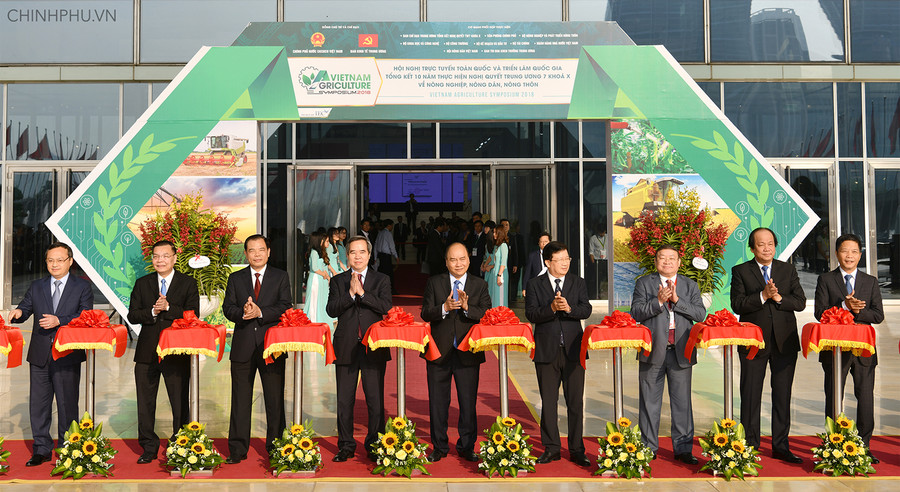 Thủ tướngcắt băng khai mạc Triển lãm quốc gia giới thiệu thành tựu 10 năm thực hiện nghị quyết "tam nông". Ảnh: VGP/Quang Hiếu Thủ tướngcắt băng khai mạc Triển lãm quốc gia giới thiệu thành tựu 10 năm thực hiện nghị quyết "tam nông". Ảnh: VGP/Quang Hiếu
