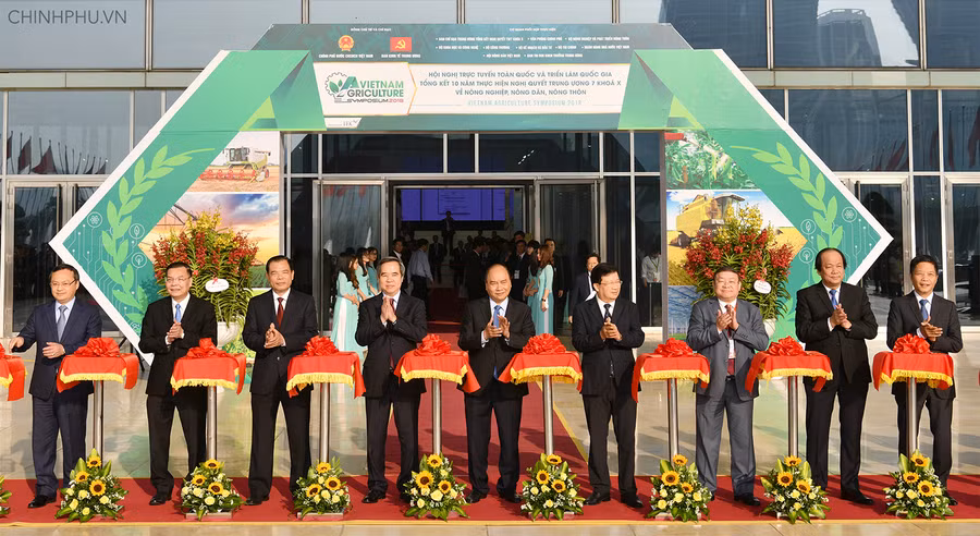 Thủ tướngcắt băng khai mạc Triển lãm quốc gia giới thiệu thành tựu 10 năm thực hiện nghị quyết "tam nông". Ảnh: VGP/Quang Hiếu