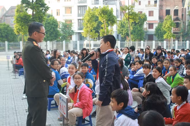 Học sinh thích thú đặt nhiều câu hỏi cho chuyên gia Học sinh thích thú đặt nhiều câu hỏi cho chuyên gia