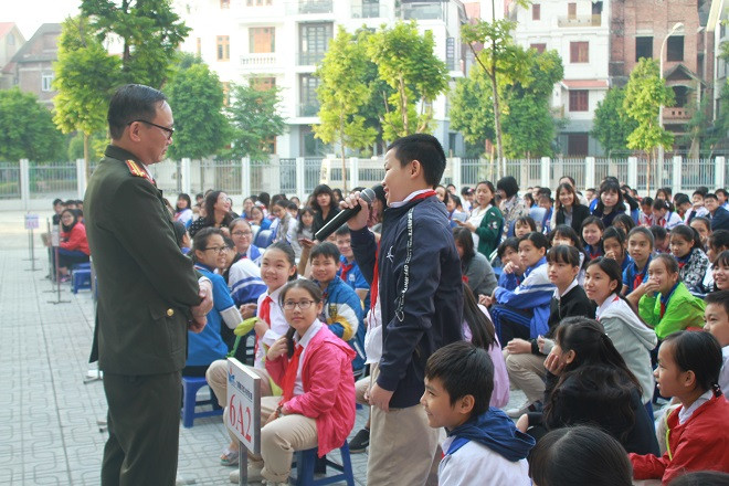 Học sinh thích thú đặt nhiều câu hỏi cho chuyên gia