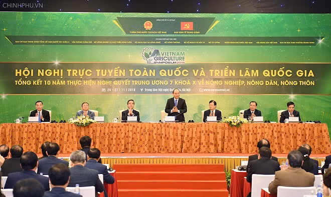 Thủ tướng Nguyễn Xuân Phúc đã chủ trì Hội nghị trực tuyến toàn quốc tổng kết 10 năm thực hiện Nghị quyết "tam nông". Ảnh: VGP/Quang Hiếu