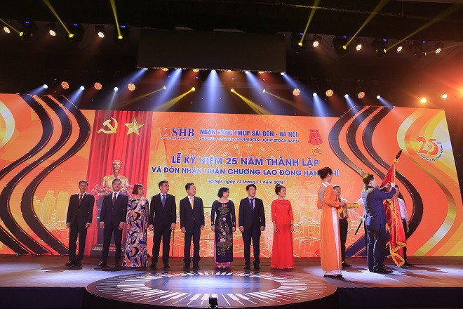 Ủy viên BCT, Phó Thủ tướng Chính phủ Vương Đình Huệ thay mặt Đảng và Nhà nước trao Huân chương Lao động Hạng Nhì cho Ngân hàng SHB