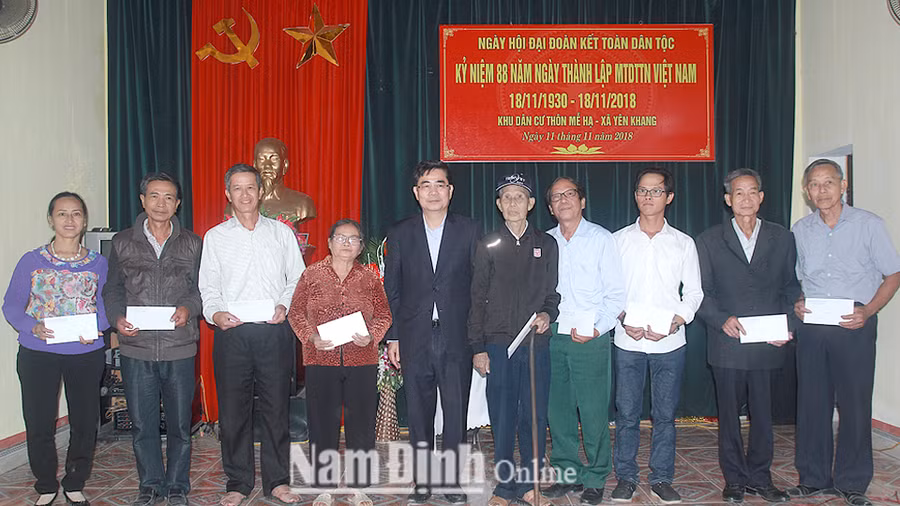 Phó Trưởng Ban Thường trực Ban kinh tế Trung ương Cao Đức Phát tặng quà các hộ gia đình nghèo khu dân cư thôn Mễ Hạ, xã Yên Khang, huyện Ý Yên.