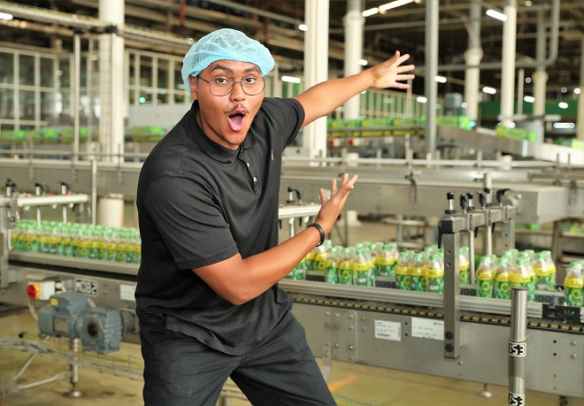 Các sinh viên đã có những giây phút hào hứng bên những chai Trà xanh Không độ vừa qua công đoạn tròng nhãn chai