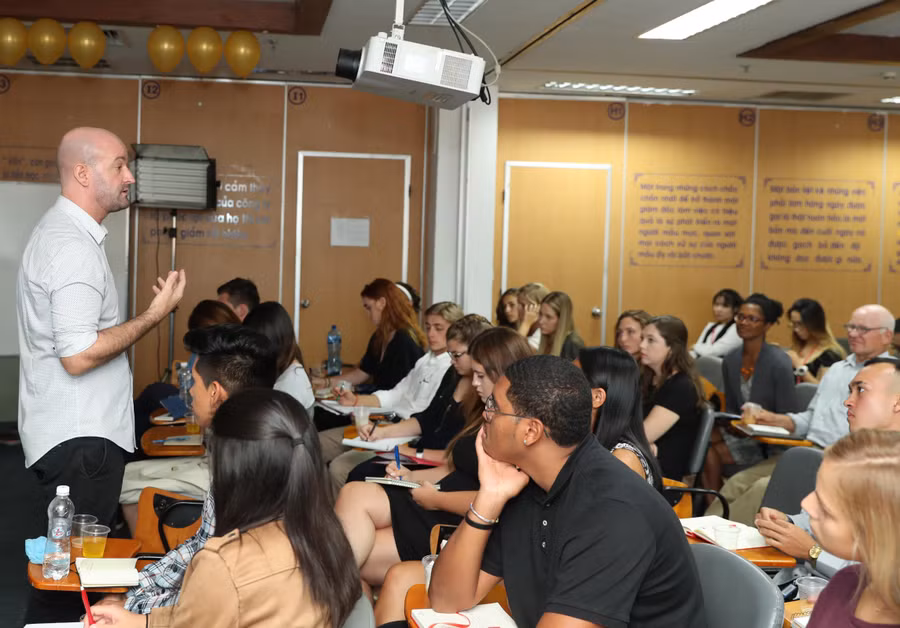 Ông Stefan Reicherstorfer - Giám đốc khối Marketing chia sẻ về doạt động marketing và việc xây dựng thương hiệu sản phẩm, quản lý nhãn hàng tại Tân Hiệp Phát