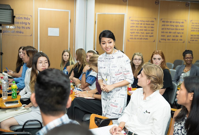 Bà Trần Uyên Phương, Phó tổng giám đốc Tập đoàn Tân Hiệp Phát, tác giả quyển sách tiếng Anh Competing with Giants giao lưu với đoàn sinh viên quốc tế Semester At Sea