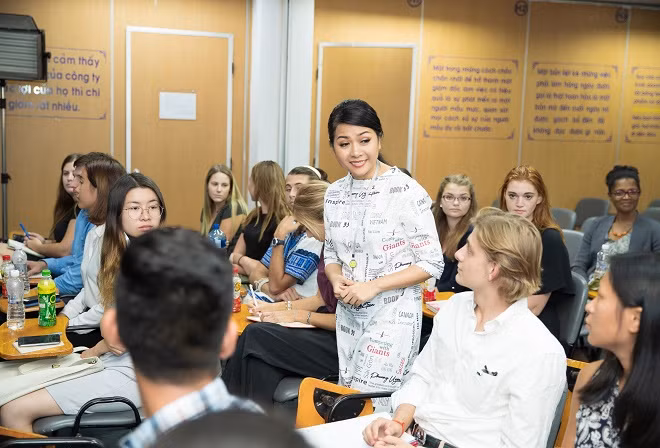 Bà Trần Uyên Phương, Phó tổng giám đốc Tập đoàn Tân Hiệp Phát, tác giả quyển sách tiếng Anh Competing with Giants giao lưu với đoàn sinh viên quốc tế Semester At Sea