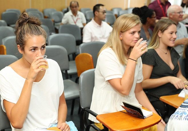 Các sinh viên dùng thử sản phẩm và chia sẻ cảm nhận với ông Stefan Reicherstorfer