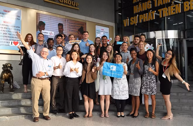 Giáo sư John Kador (hàng đầu, đầu tiên bên trái), Giáo sư Gail Ayala Taylor (hàng đầu, thứ ba từ phải qua) và đoàn sinh viên Semester At Sea bày tõ ấn tượng trước những chia sẻ và cảm nhận thực tế sau chuyến tham quan Tân Hiệp Phát