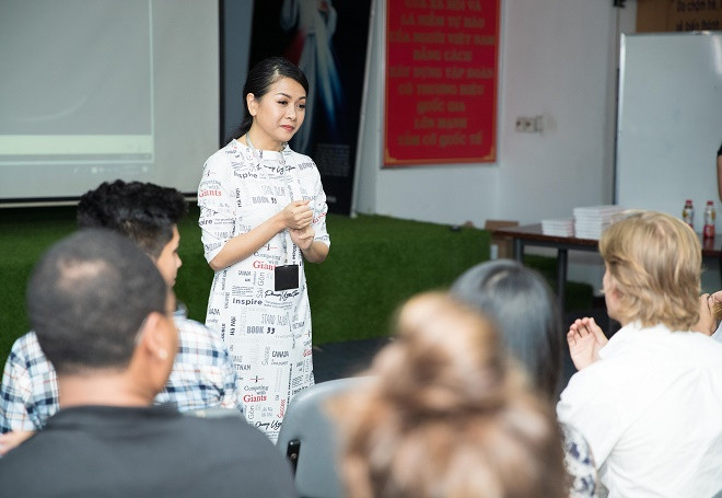 Bà Trần Uyên Phương, tác giả quyển sách tiếng Anh Competing with Giants giao lưu với đoàn sinh viên