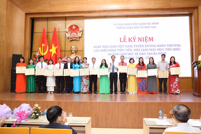 Ngành GD&ĐT Ba Đình: Tuyên dương các điển hình tiên tiến, nhà giáo mẫu mực năm 2018.