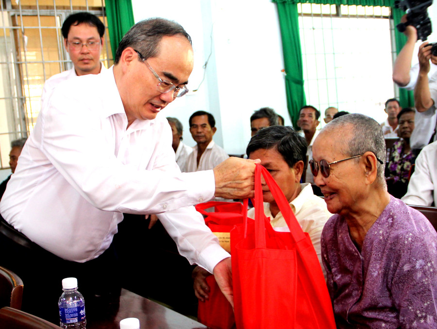 Ông Nguyễn Thiện Nhân tặng quà cho các hộ dân khó khăn tại Kim Câu, xã Kim Hòa, huyện Cầu Ngang. Ảnh: Đại đoàn kết Ông Nguyễn Thiện Nhân tặng quà cho các hộ dân khó khăn tại Kim Câu, xã Kim Hòa, huyện Cầu Ngang. Ảnh: Đại đoàn kết