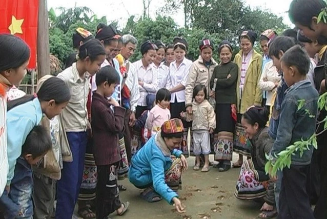 Bà con các dân tộc vùng biên Con Cuông (Nghệ An) vui xuân với các trò chơi dân gian